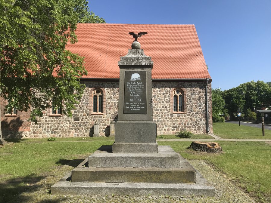 File:Dorfkirche Jacobsdorf Denkmal Weltkriege Vorderseite.jpg