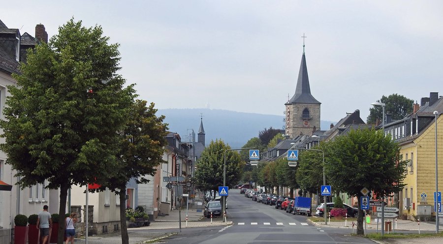 File:Weißenstadt, WUN - Kirchenlamitzer Str Ri Marktpl v N, Kirche, Schneeberg.jpg