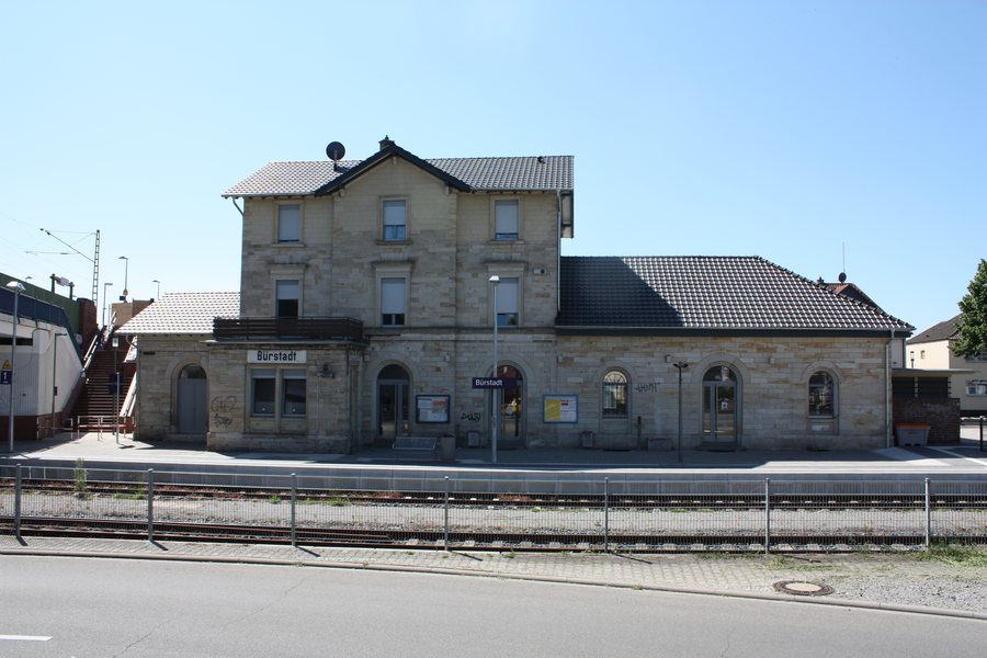 File:Bahnhofsgebäude Bürstadt Bahnseite.jpg
