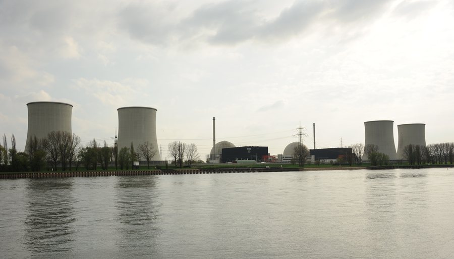 File:KKW Biblis Gesamtansicht vom linken Rheinufer.JPG