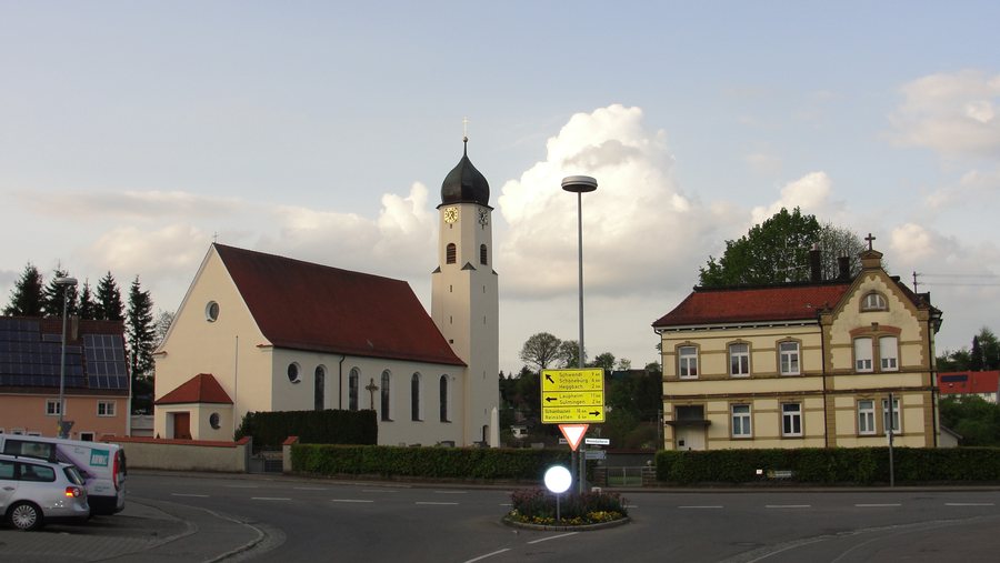 File:Maselheim Kirche Pfarrhaus.JPG