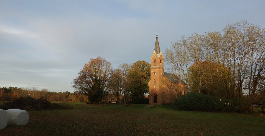 File:Dorfkirche Kreuzbruch (Liebenwalde) 2020 SW Panorama.jpg