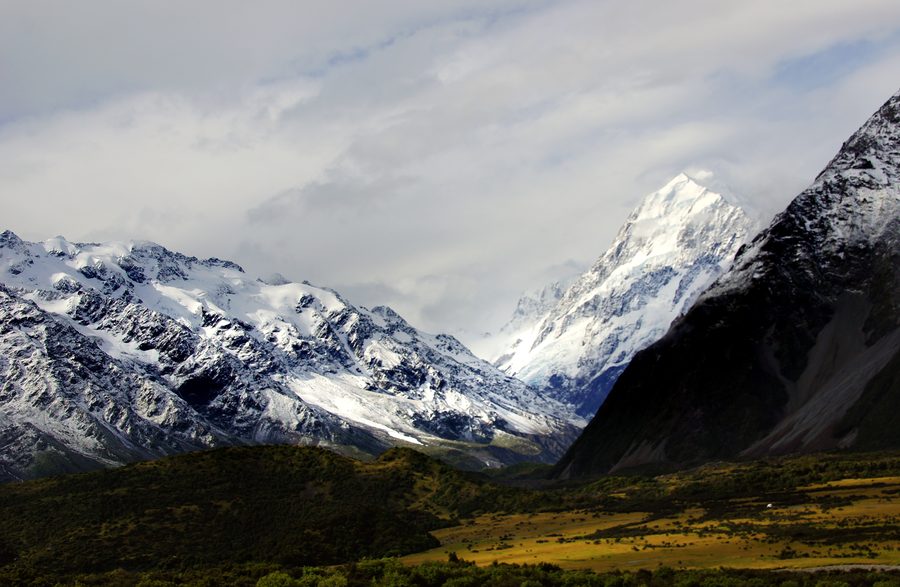 Aoraki/Mount Cook mit schneebedeckten Gipfeln in den Südalpen auf der Südinsel Neuseelands.