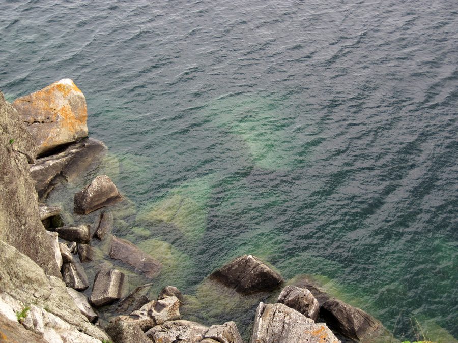 Каменистый берег озера Superior возле маяка Split Rock Lighthouse на северном побережье Миннесоты.