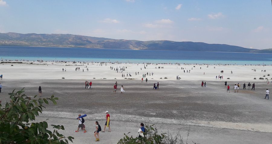 Türkisfarbenes Wasser und bewaldete Ufer am Salda-See in der Provinz Burdur