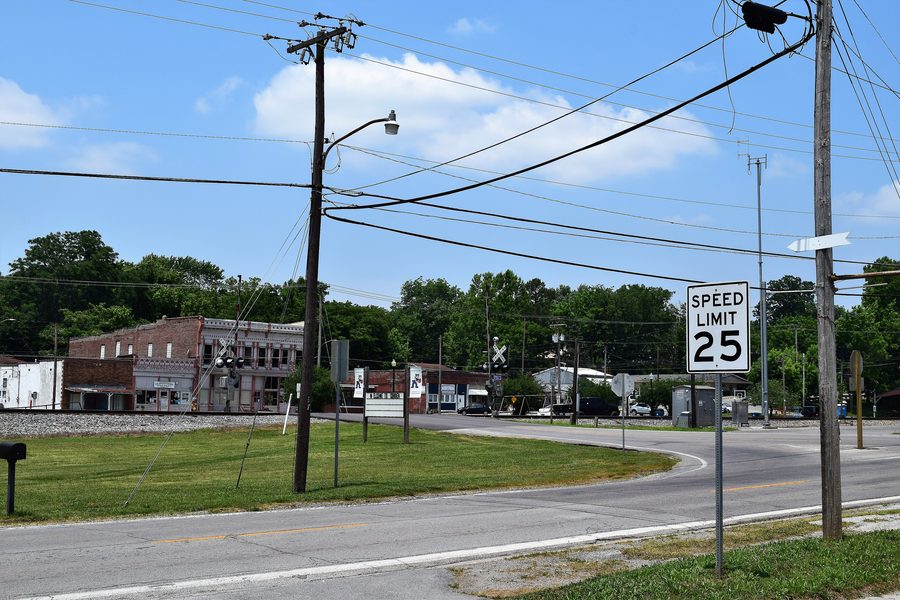 Железнодорожный переезд в центре города Cobden, Illinois