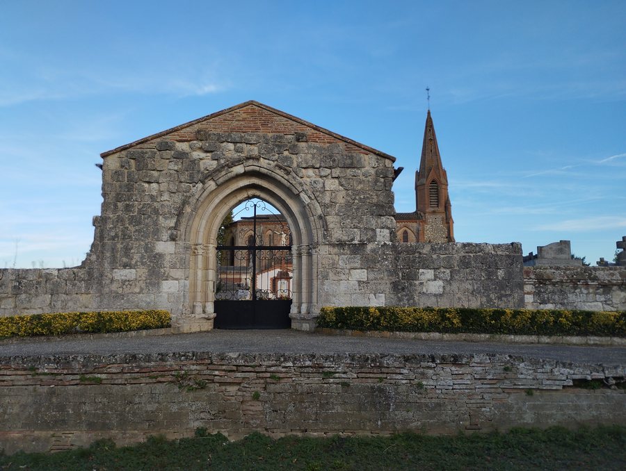 File:Portail de l'Ancienne Église de Garganvillar 1.jpg