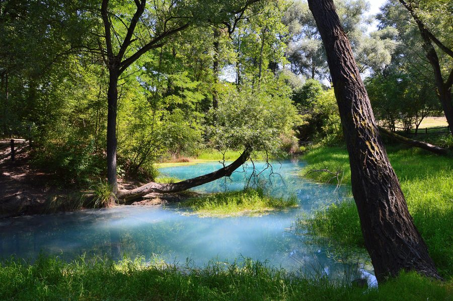 Бирюзовые серные источники в Parco del Lavino рядом со Скафой