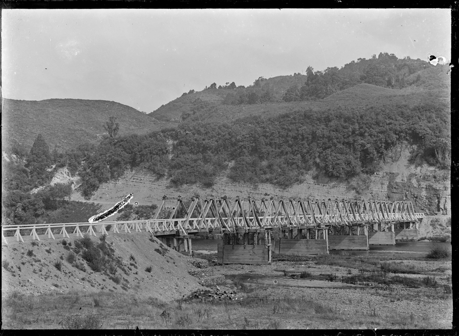 Historic Victory Bridge crossing the Whanganui River at Taumarunui
