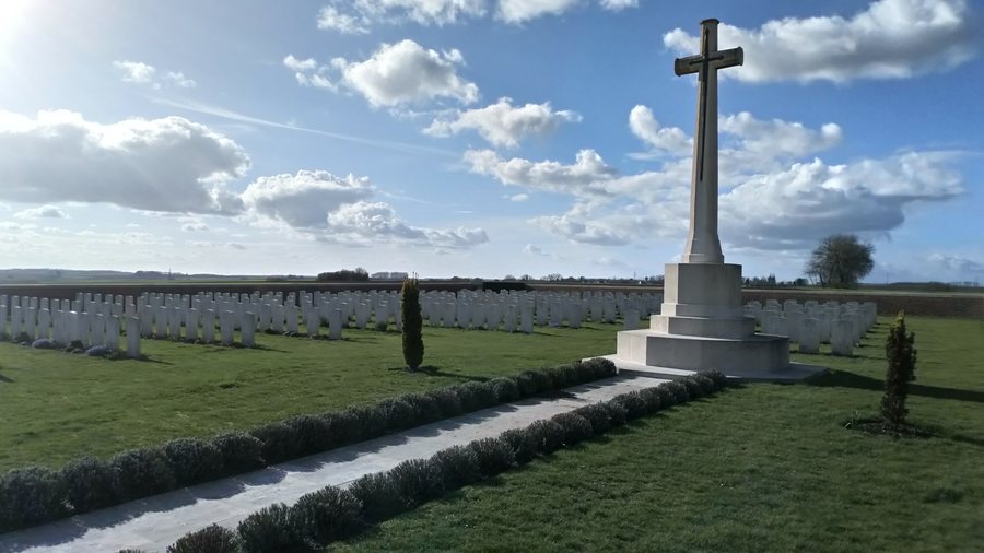 File:Albert, cimetière militaire britannique Bouzincourt Ridge 2.jpg