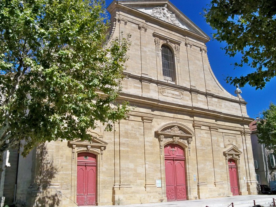 File:Lambesc - Facade Notre de Dame de l'Assomption.JPG