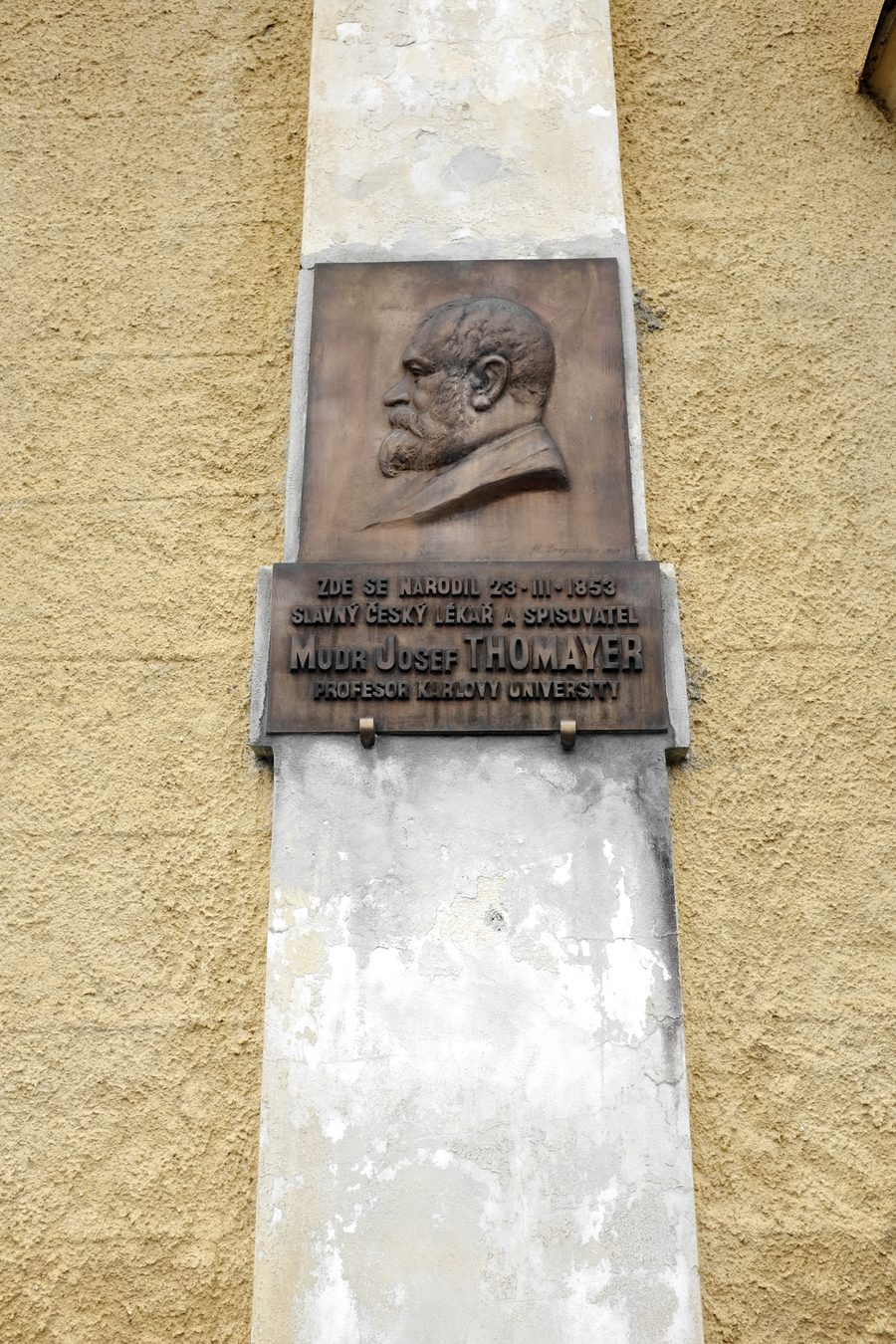 Памятная доска у замка Трханов