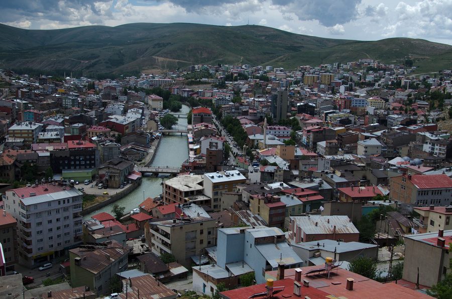 Blick von der Burg Bayburt über die Stadt und die umliegende Landschaft