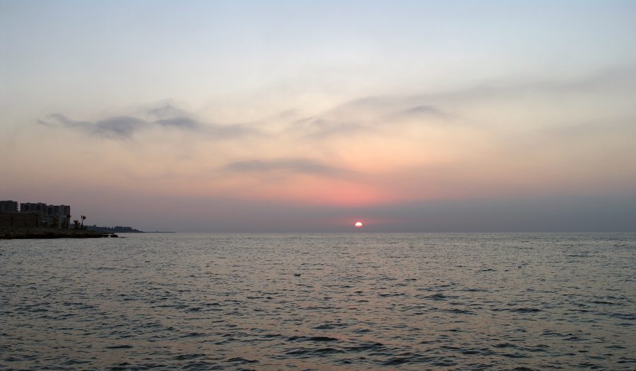 Frühmorgendlicher Blick auf die Küste bei Ayaş im Bezirk Erdemli, Mersin