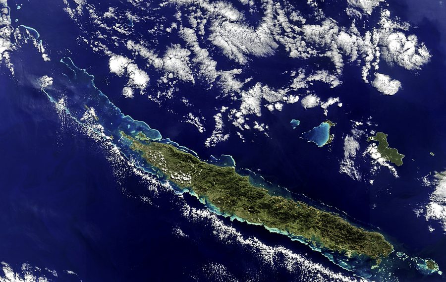 Satellitenaufnahme von Neukaledonien mit der langgestreckten Hauptinsel Grande Terre und umgebenden Riffen.