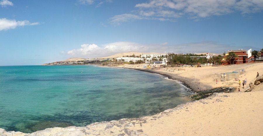 Playa de Costa Calma с песчаным пляжем и побережьем на Фуэртевентуре