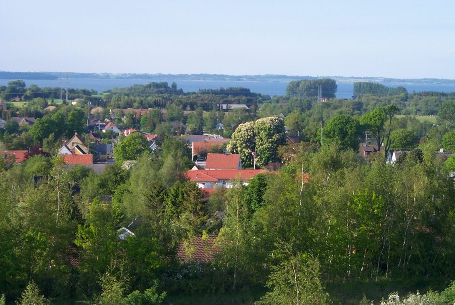 Крыши Ølsted с Arresø на заднем плане