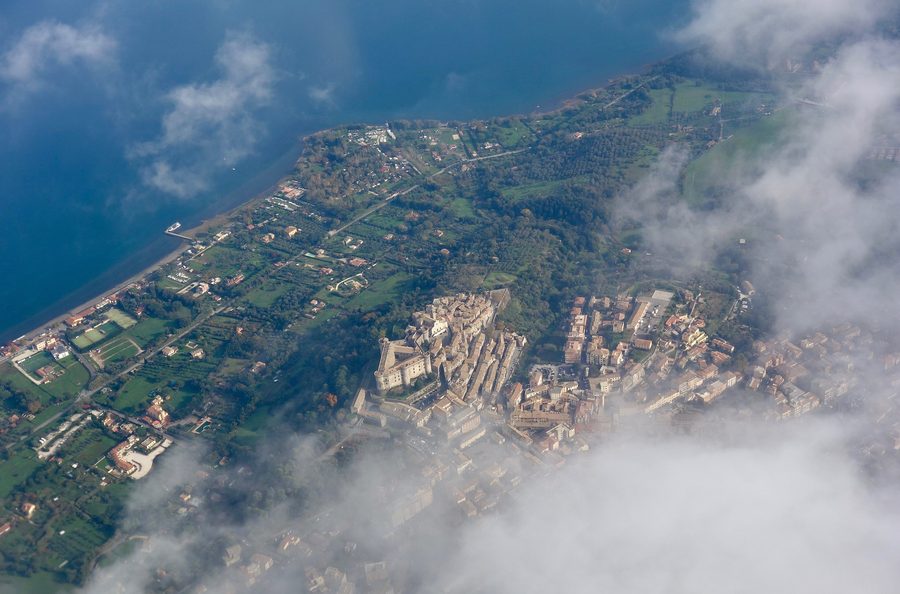 Castello Odescalchi in Bracciano mit Blick auf die historische Umgebung