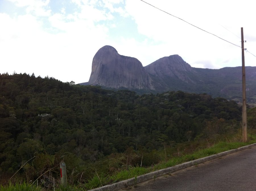 Pedra Azul in Espírito Santo bei geringer Bewölkung