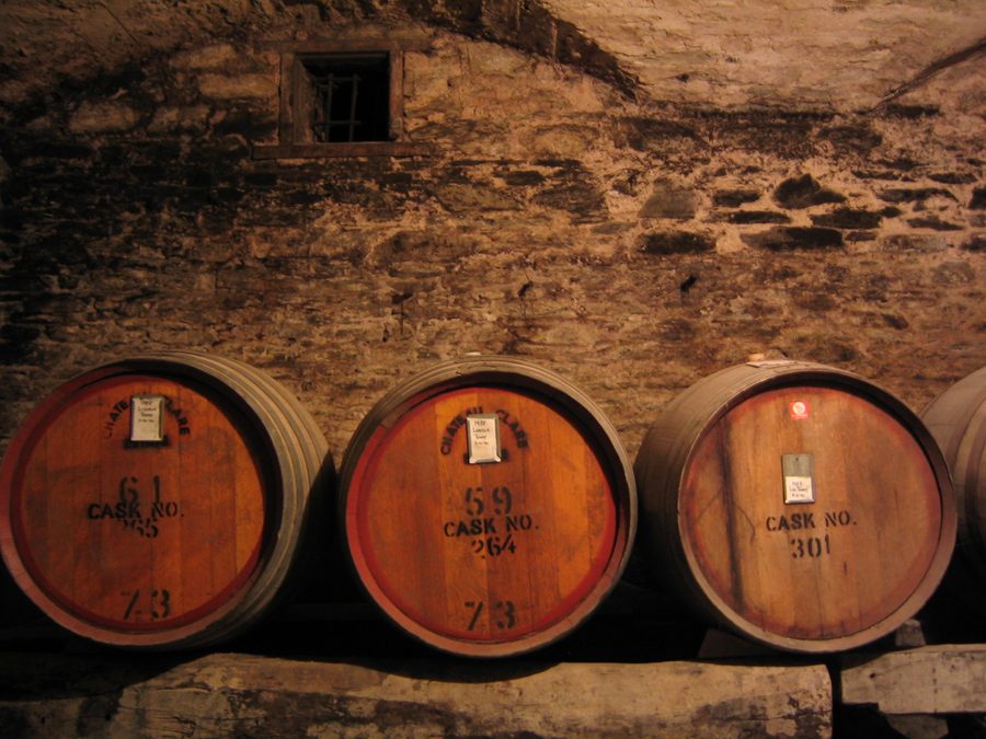 Винные бочки у Taylors Wine в Clare Valley недалеко от Олбёрна, Южная Австралия