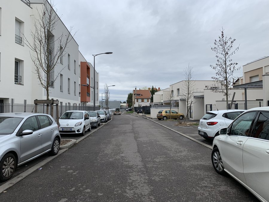 File:Allée Alain Mimoun - Rillieux-la-Pape (France).jpg