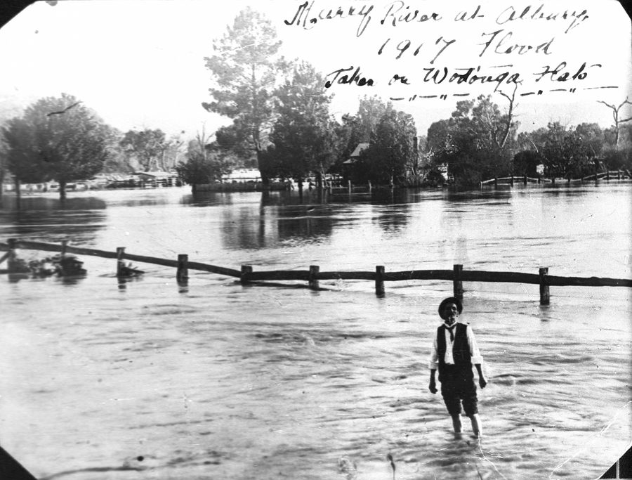 Der Murray River bei Hochwasser auf den Ebenen von Albury und Wodonga im Jahr 1917