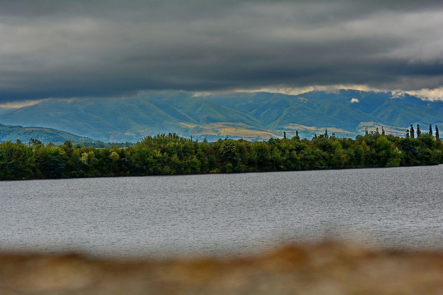 Водохранилище и Râul Mare в ландшафте Sântămăria-Orlea