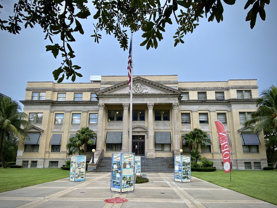 Историческое здание Palm Beach County Courthouse, ныне History Museum, в Уэст-Палм-Бич, Флорида