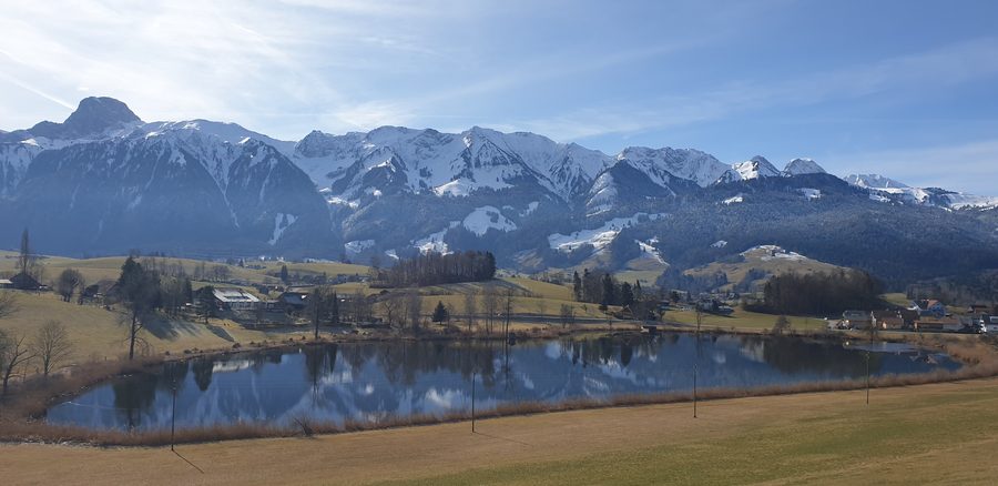 Озеро Dittligsee с цепью Stockhorn на заднем плане