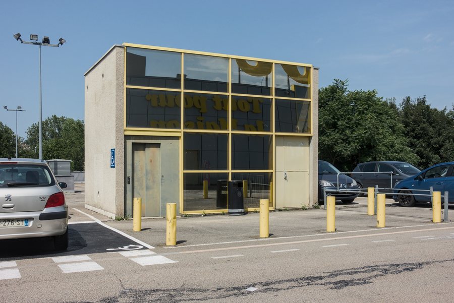 File:Accès parking inutilisé à Saint-Priest-en-Jarez.jpg