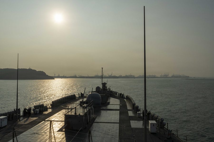 USS Blue Ridge läuft in den Hafen von Laem Chabang in Thailand ein