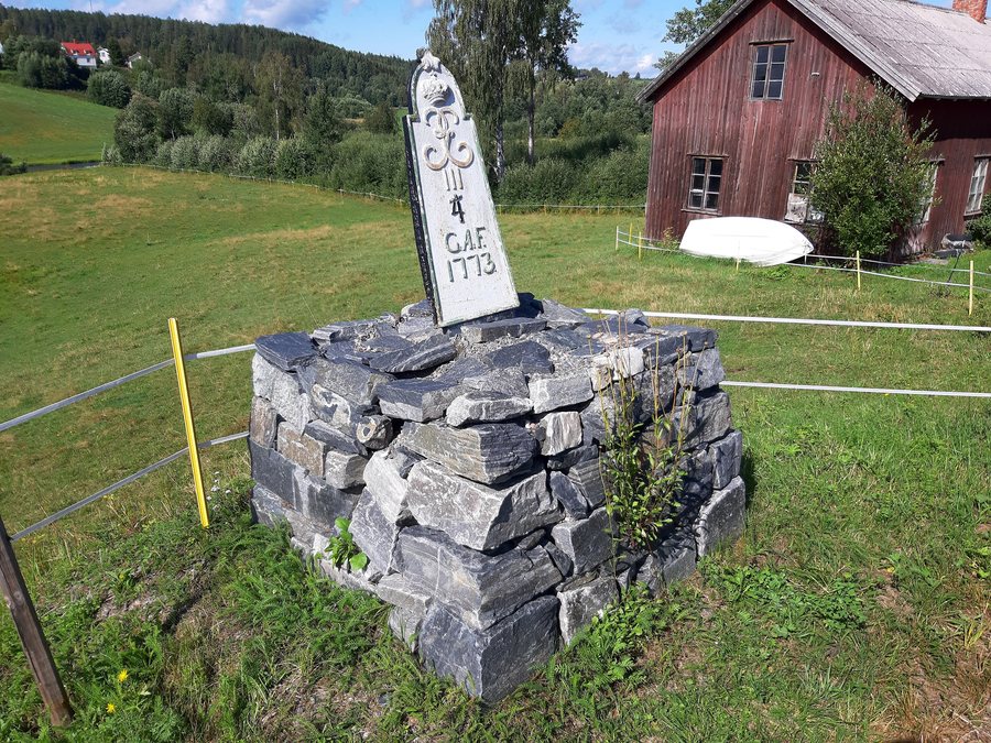 File:Milstolpe från 1773 vid länsväg Y 908 söder om Sidensjö kyrka, Örnsköldsvik (01).jpg