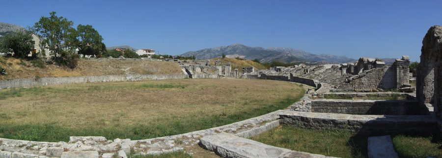 Панорама амфитеатра в античной Салоне в Солине, Хорватия