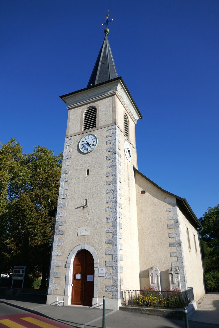 Внешний вид церкви Saint-Pierre в Менье в кантоне Женева