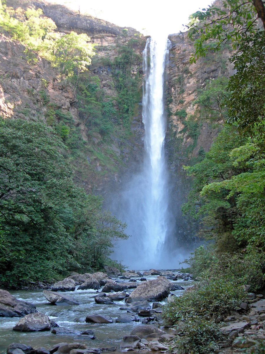 Cachoeira da Jiboia, ein hoher Wasserfall bei Unaí in Minas Gerais
