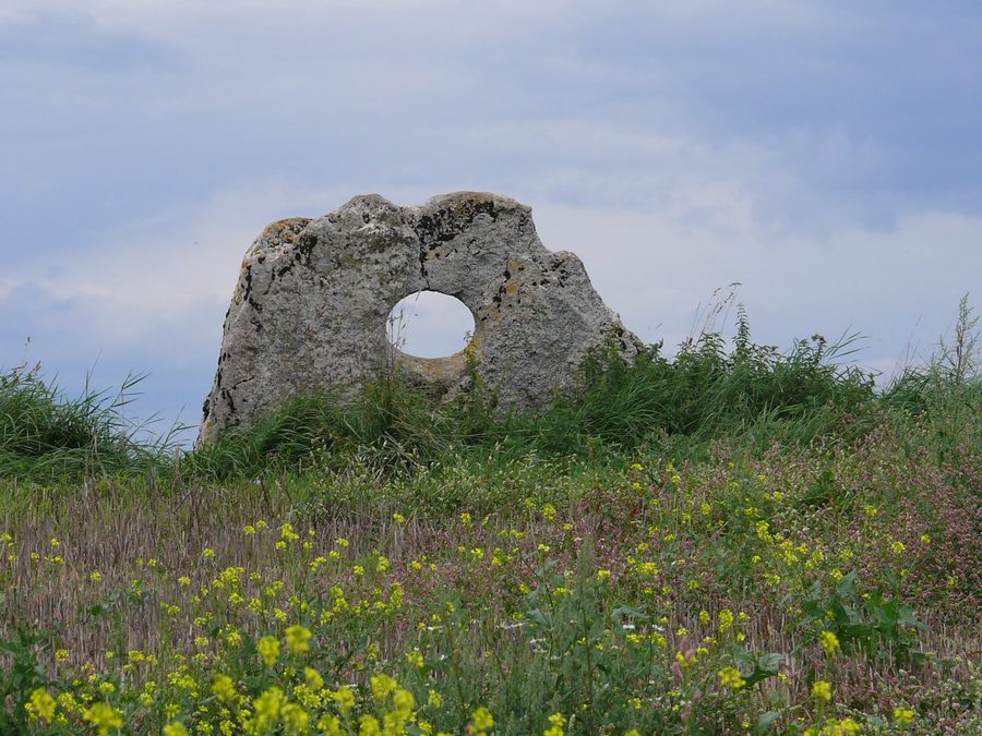 Pierre percée de Traves, ein steinerner Dolmenrest mit einer Öffnung