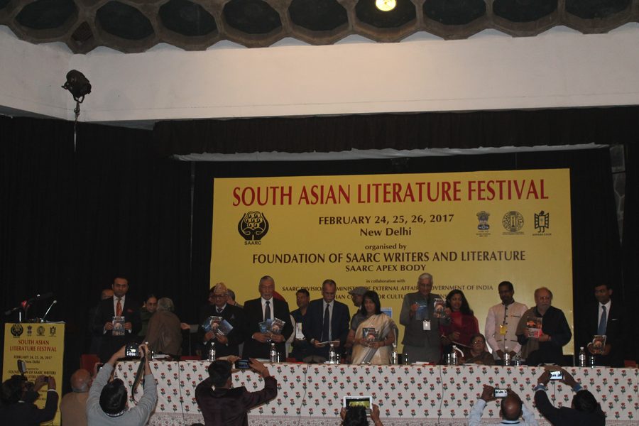 Люди на South Asian Literature Festival.