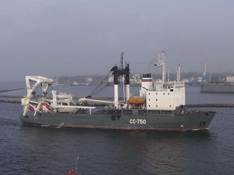 Спасательное судно SS-750 со своей подводной лодкой на Балтийском проливе