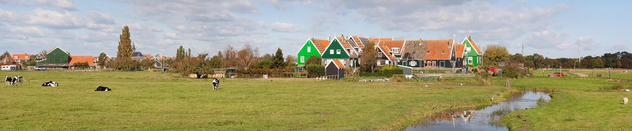 Панорамный вид на Grote Werf и деревню Маркен на IJsselmeer в Северной Голландии