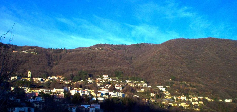 Панорама Вакалло с холмами и жилой застройкой