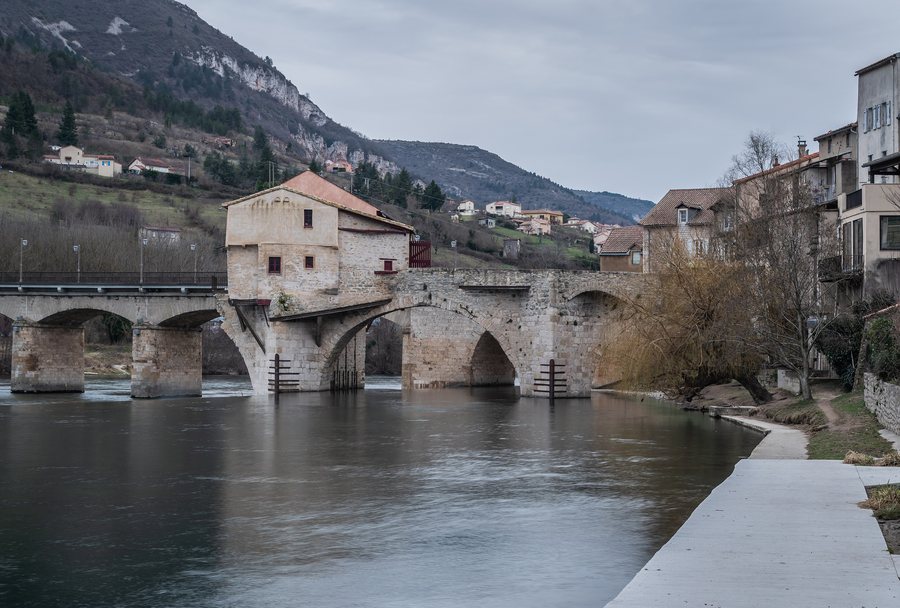 File:Mill on the old bridge in Millau 06.jpg