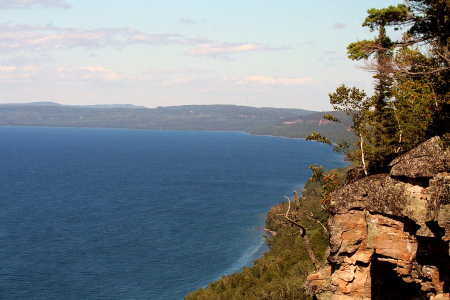 Вид на Sleeping Giant со смотровой площадки Thunder Bay Lookout в Онтарио
