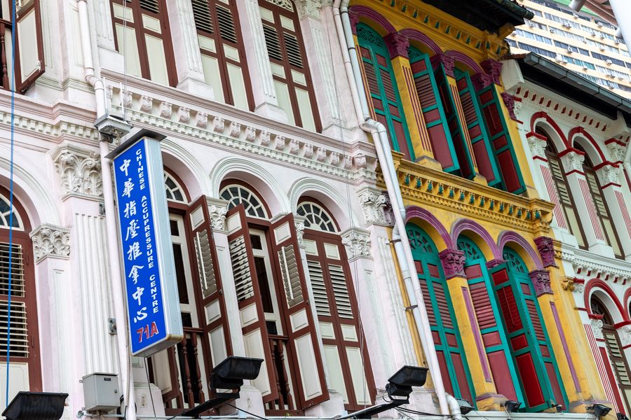 Pagoda Street в историческом Chinatown Сингапура с разноцветными shophouses