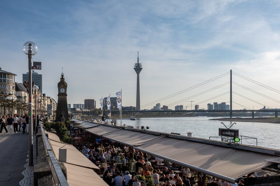 Набережная Рейна в Дюссельдорфе с Рейнской башней и мостом Rheinkniebrücke на заднем плане