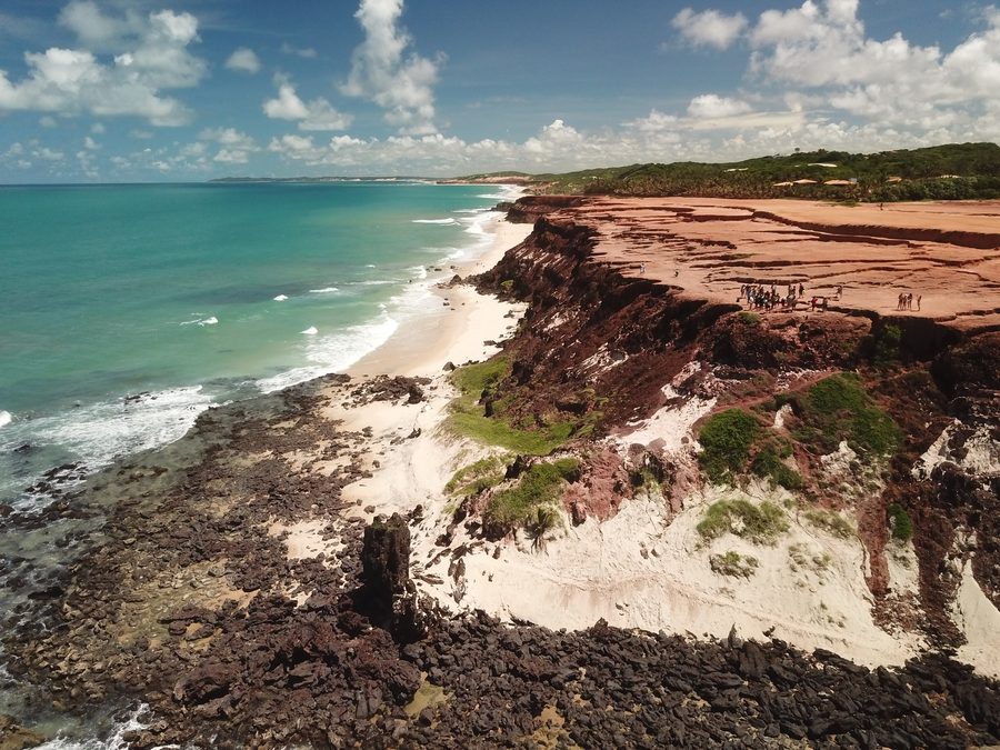 Выразительная скала на Praia do Amor в Pipa