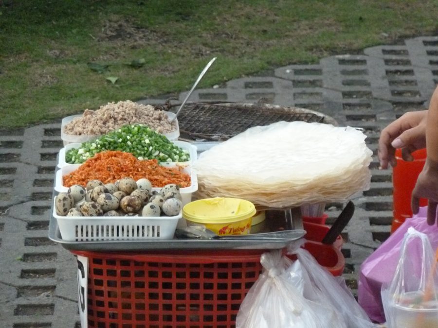 Лоток с bánh tráng nướng, вьетнамской уличной едой, в городе Хошимин