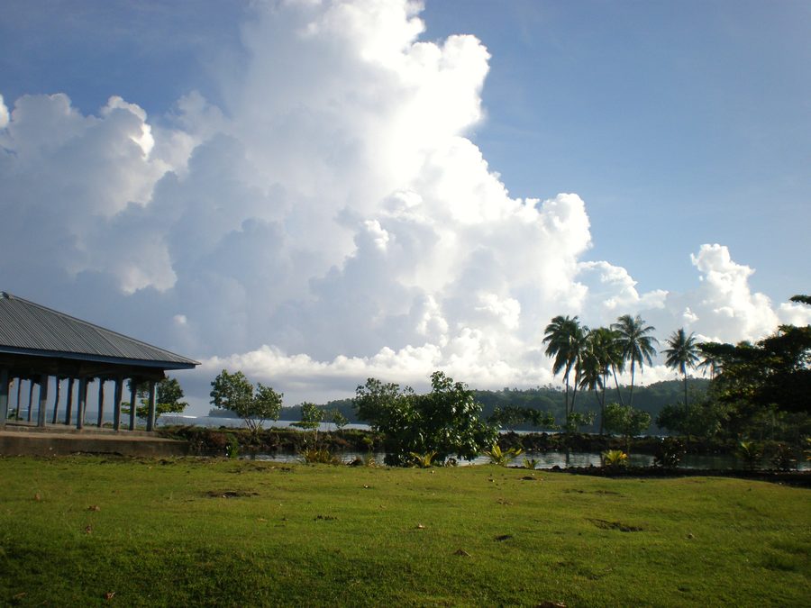 Blick über ein Dorf auf Savai'i zur Küste in Samoa