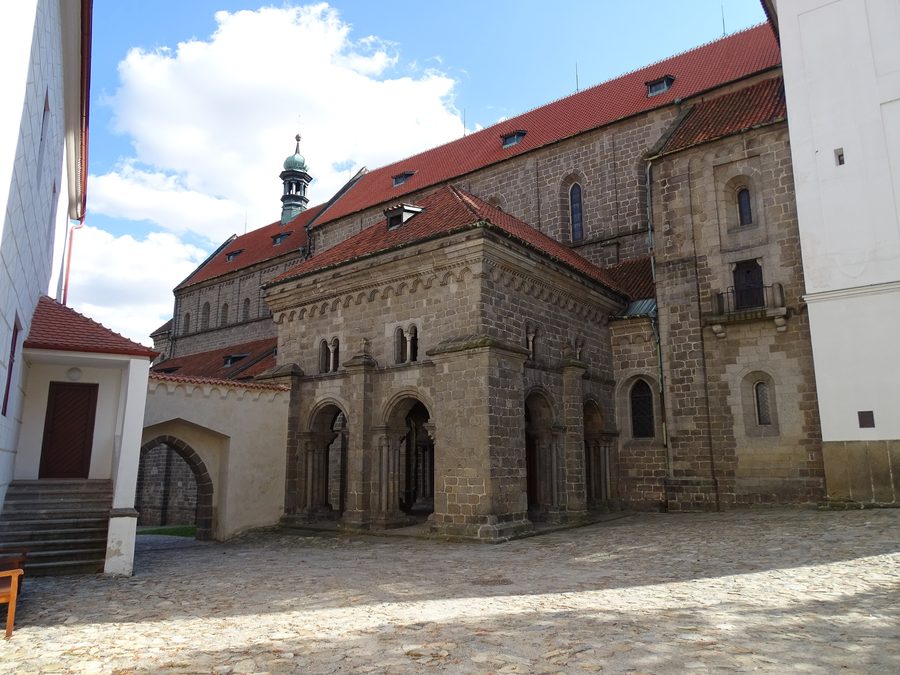 Basilika St. Prokop in Třebíč, gesehen vom Haupteingang des Schlosses