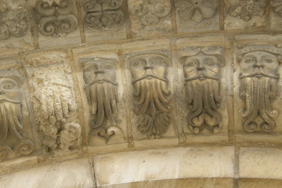 File:Église abbatiale de Saint-Jouin de Marnes (détails).jpg