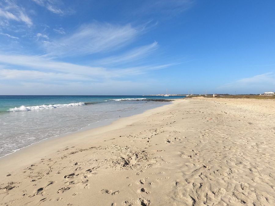 Белый песчаный пляж Praia António Sousa в Санта-Марии на Сале